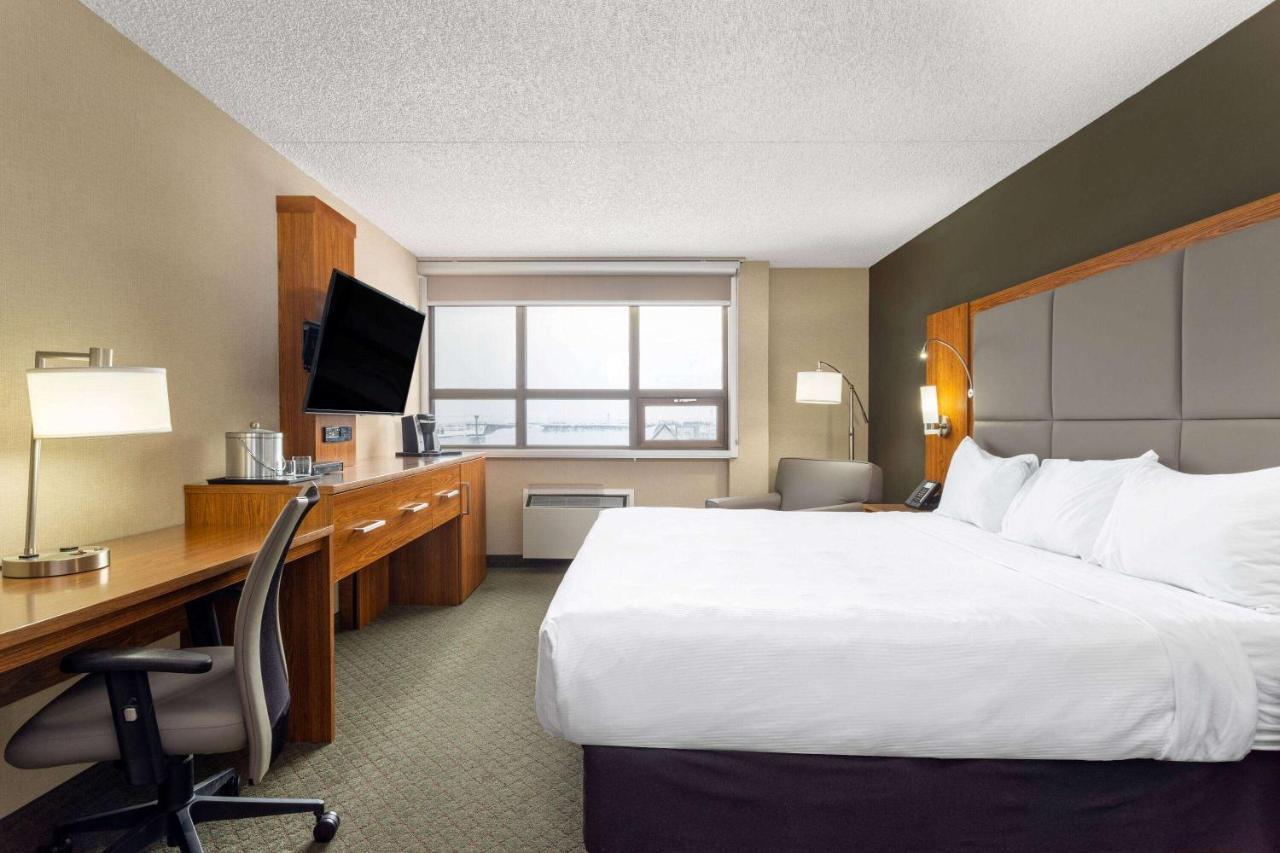 Ramada By Wyndham Northern Grand Hotel & Conference Centre Fort St. John 외부 사진