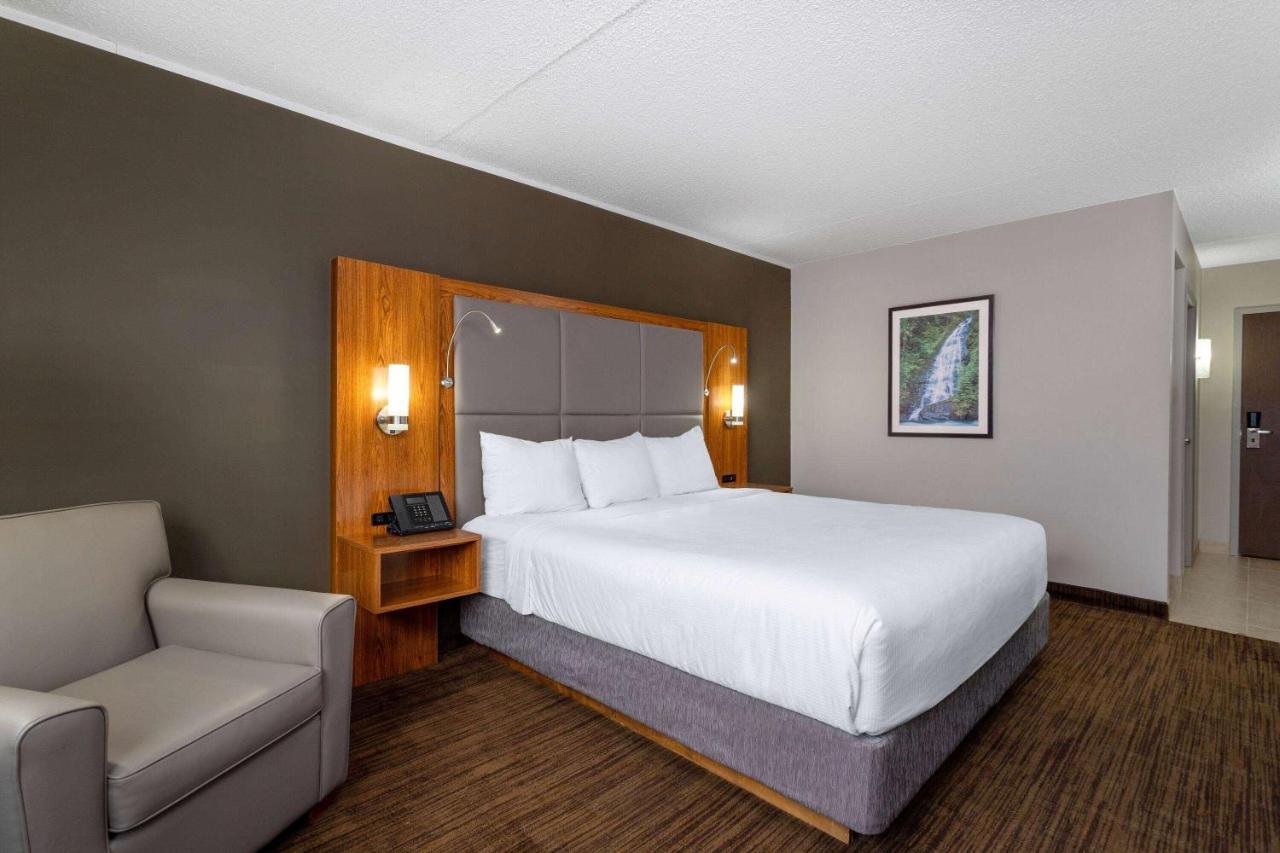 Ramada By Wyndham Northern Grand Hotel & Conference Centre Fort St. John 외부 사진